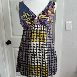 Adorable silk 2000s blouse with floral nd houndstooth print Chest 14 length 16.5